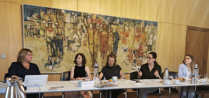 Vertreterin des BMAS im Gespräch mit Mitgliedern des Community Consulting Teams