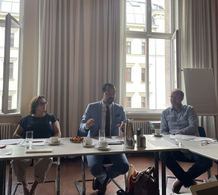 Mitglied des Community Consulting Teams gibt einen Input