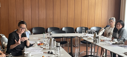 Mitglied des Community Consulting Teams gibt einen Input